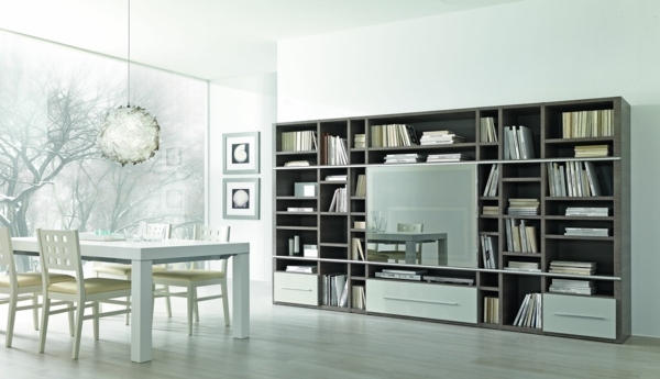 Wohnzimmer-Gestaltung-Esstisch-weiße-Stühle-graue-Wandregale