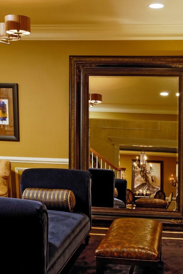 Wohnzimmer-Möbel-im-Stil-der-50er-Jahre-Samtige-bezüge-Goldene-Accessoires