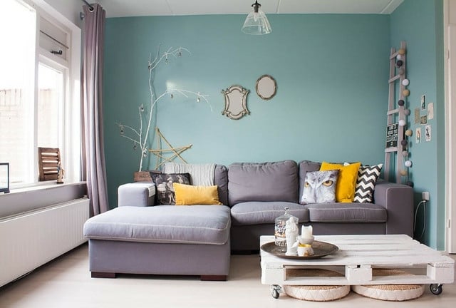 Farbe Himmelblau hell graues Sofa Palettentisch weiß
