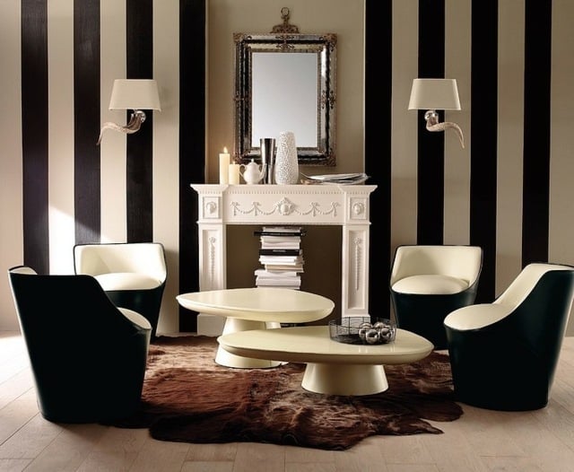  Streifen Wand schwarz weiß Stühle Kaffeetisch Kamin