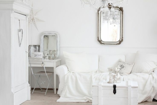Dreisitzer Sofa Kaffeetisch weiße Farbe Schrank Spiegel Wand