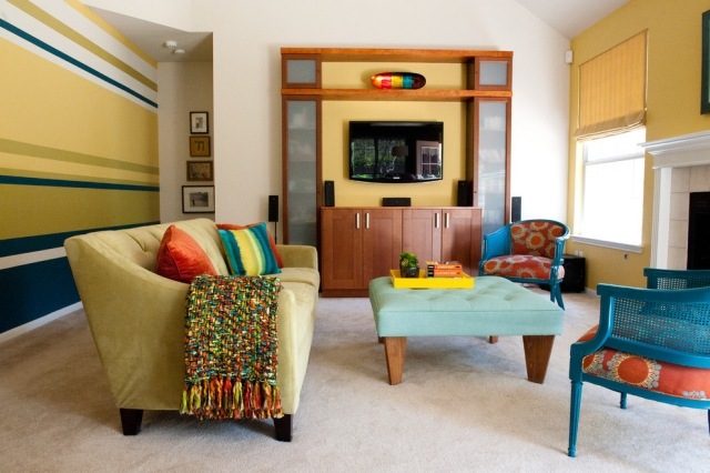 Wohnzimmergestaltung-mit-farbigen-Möbeln-frisch-poppig-wände-streifen