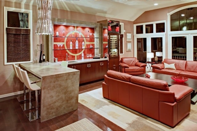 Wohnzimmergestaltung-mit-farbigen-Möbeln-rote-sitzgarnitur-Leder