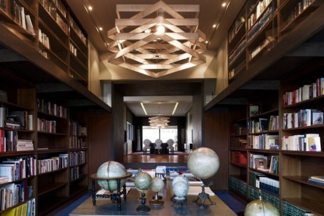 Wände-mit-dunklen-schweren-Bücherregalen-außergewöhnliche-leuchte-design-lichtspiele