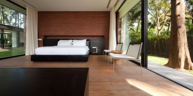 Schlafzimmer Akzent Gestaltung Doppelbett schwarze Farbe