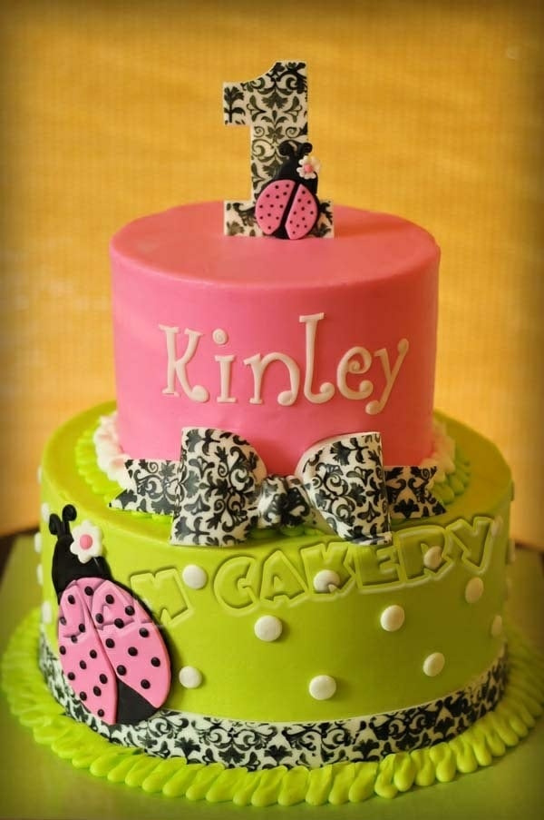 Zuckerglasur-zweistöckige-Torte-Pink-Grün-erster-Geburtstag