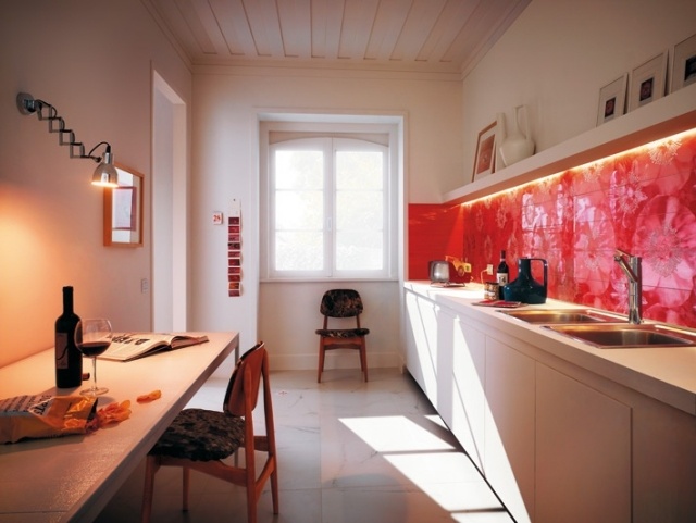 alte-Fliesenspiegel-verschönern-küchenideen-entsprechend-beleuchtet