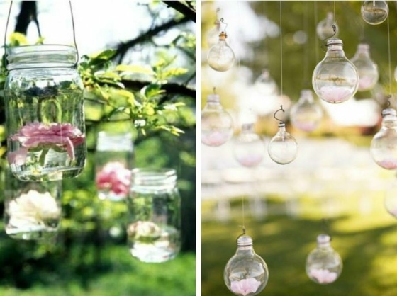 aufgehängte-Glühbirnen-mit-Blüten-und-Wasser-als-Deko-für-Hochzeit