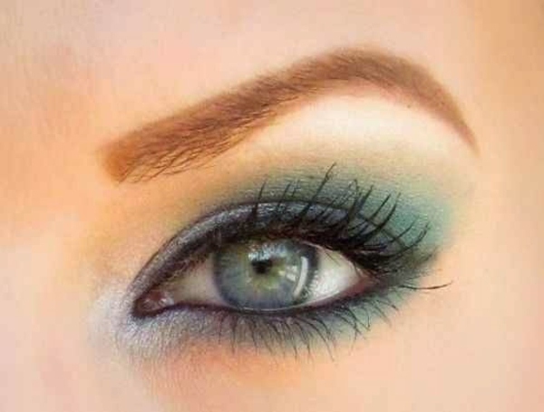 Augen Make Up In Blau Grun Und Grau Mit Rauchigem Effekt