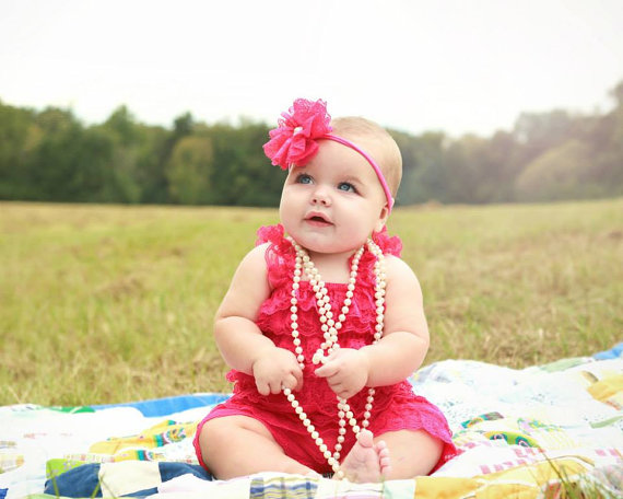 baby-mode-maedchen-spitzenkleid-fuchsia-farbe-stirnband-perlenkette