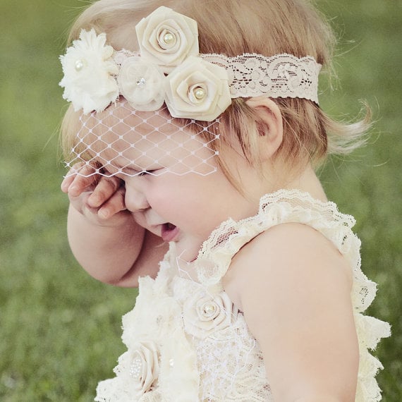 baby-mode-maedchen-spitzenkleid-stoffrosen-perlen-haarreifen