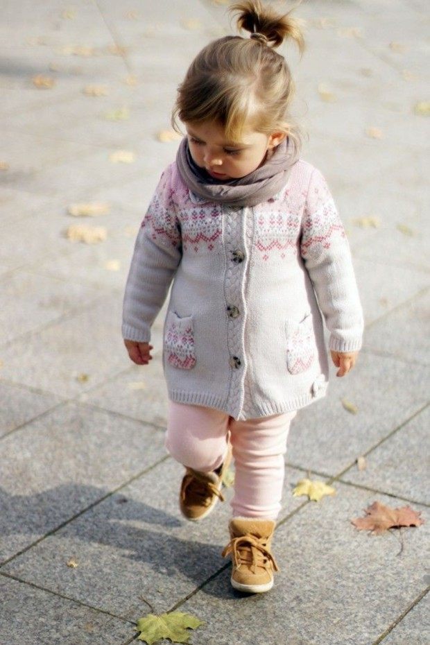 baby-mode-winter-outfit-kleinkind-strickjacke-hellgrau-rosa