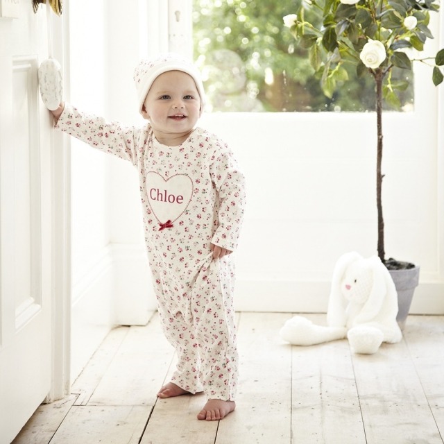 babykleidung-maedchen-schlafanzug-blumenmuster-personalisiert
