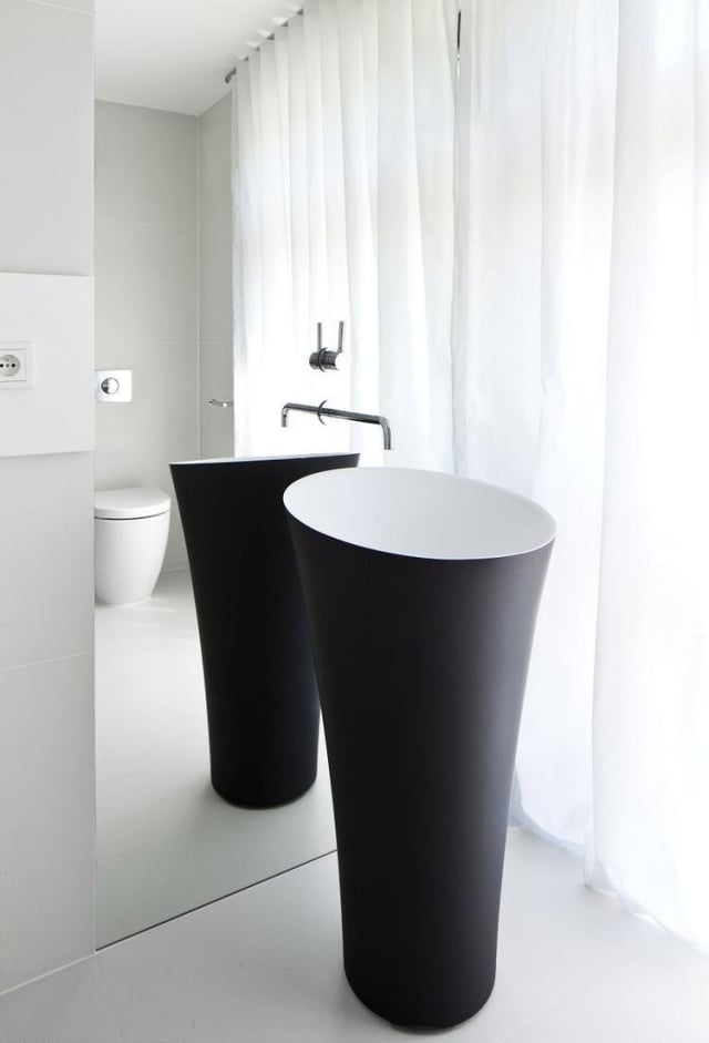bad-design-modern-saulenwaschbecken-matt-schwarz-spiegelwand