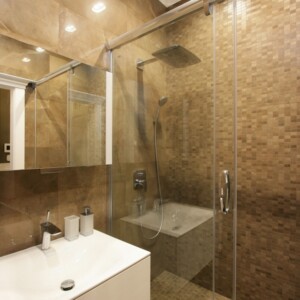 badezimmer-begehbare-dusche-glas-schiebetuer-weisses-waschbecken