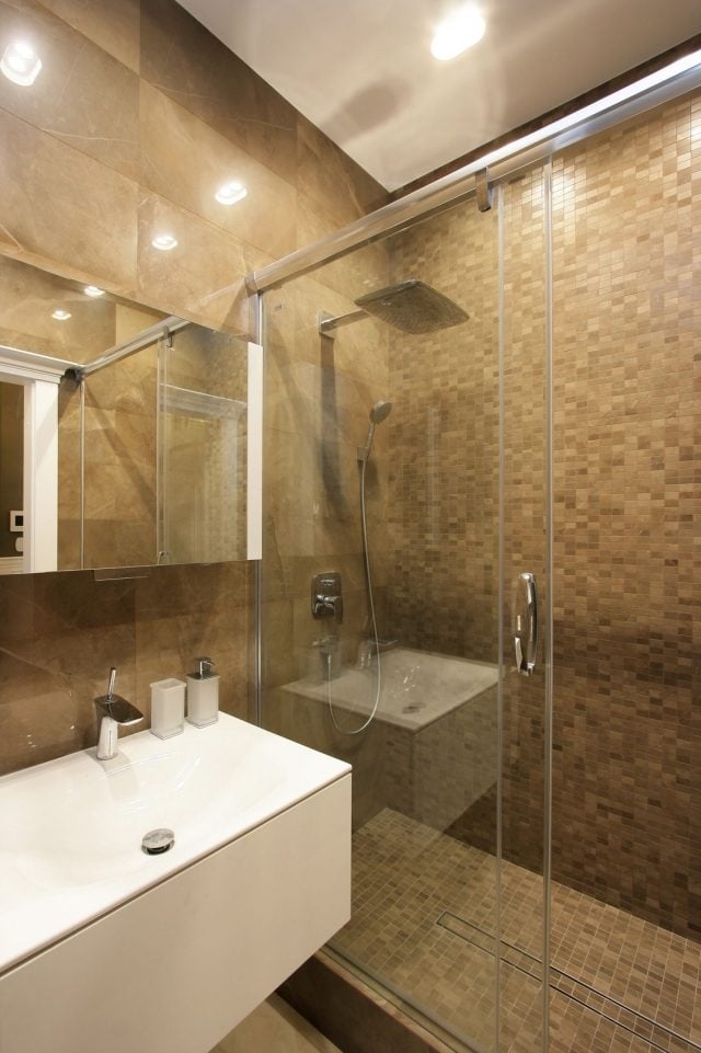 badezimmer-begehbare-dusche-glas-schiebetuer-weisses-waschbecken