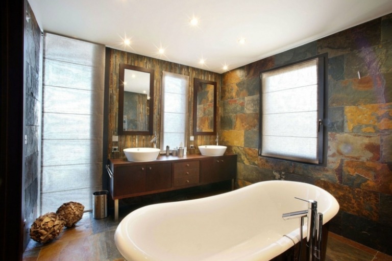 badezimmer einrichten modern rustikal steinfliesen badkonsole wanne fenster