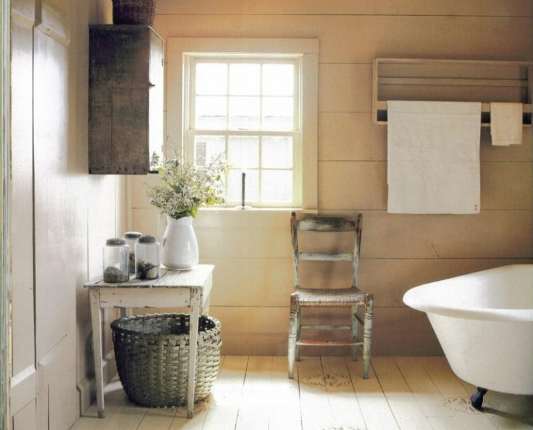 badezimmer einrichten rustikal vintage shabby badewanne holzfussboden tisch