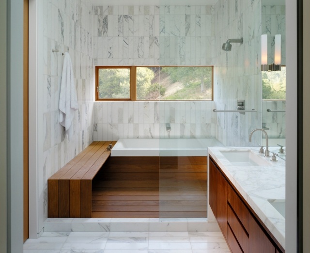badezimmer gestalten marmor-holz-sitzbank-badewanne-verkleidung