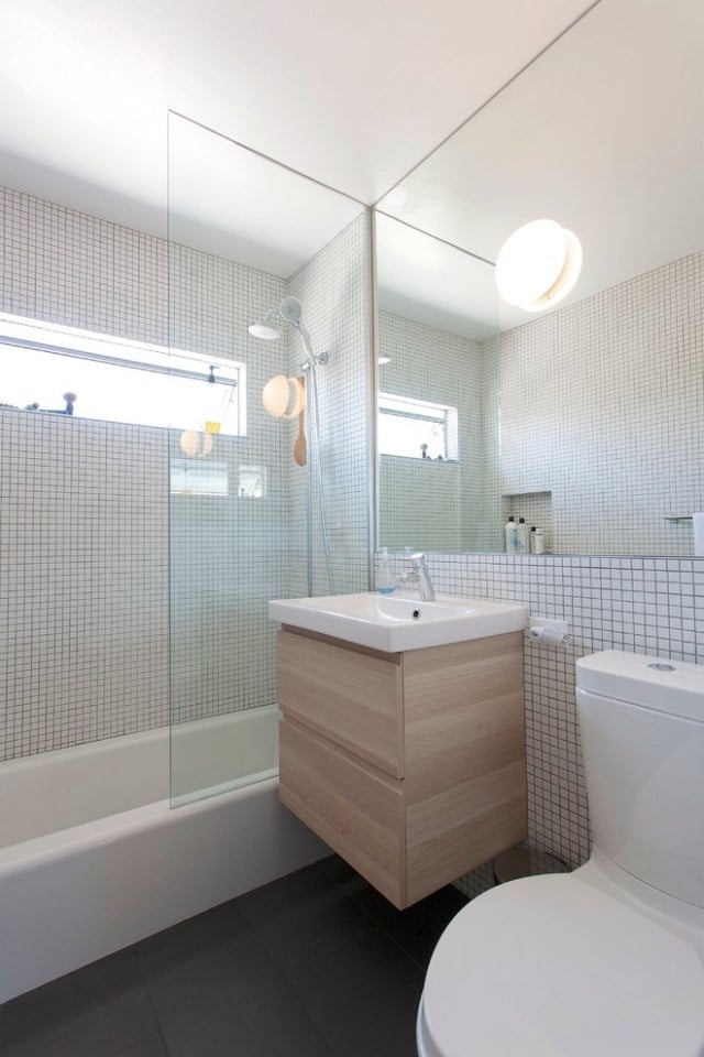 badezimmer-gestalten-ideen-weisse-mosaik-fliesen-wan-waschtisch-unterschrank