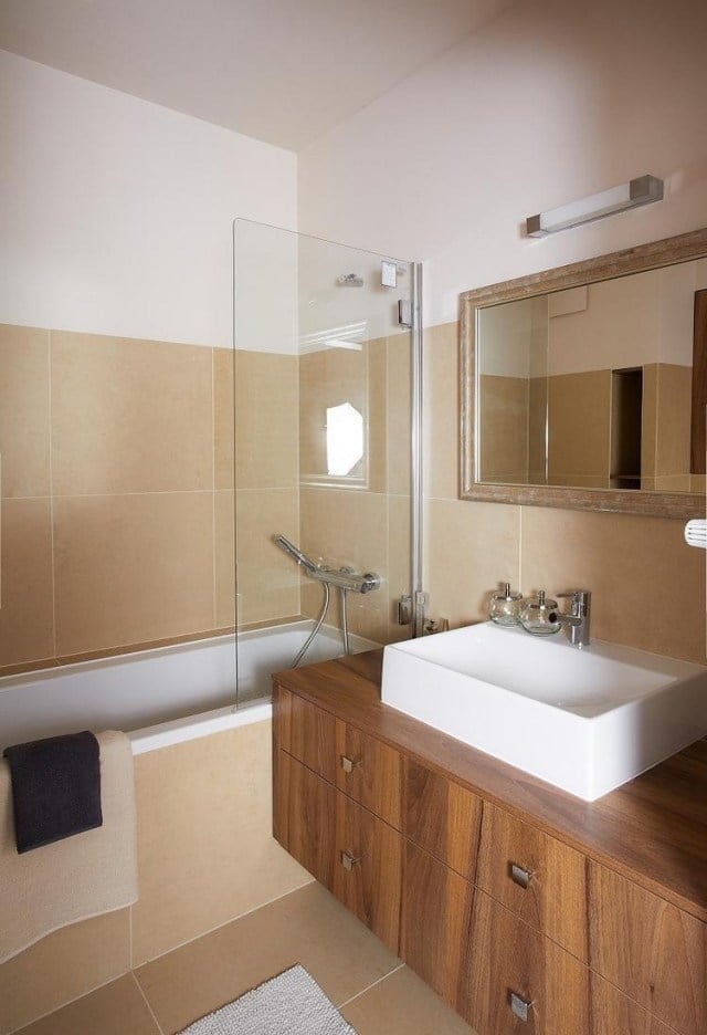 badezimmer-modern-einrichten-badewanne-dusche-glas-trennwand-holz-waschschtisch
