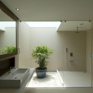 badezimmer modern einrichten creme farbe fliesen nasszelle pflanze kieselsteine