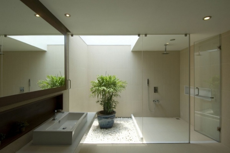 badezimmer modern einrichten creme farbe fliesen nasszelle pflanze kieselsteine