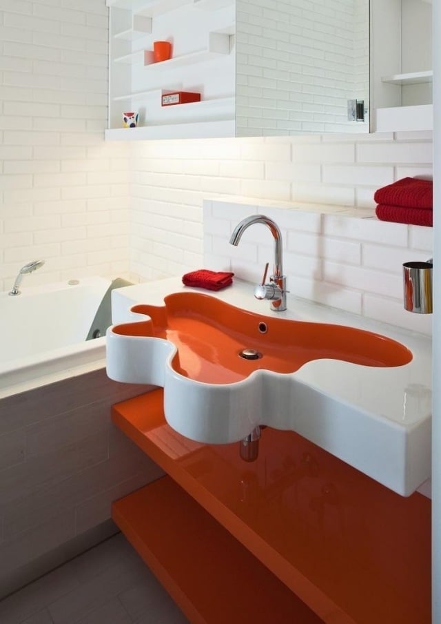 badezimmer-modern-einrichten-designer-waschtisch-orange-weiss-ungewoehnliche-form