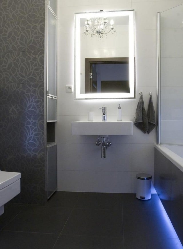 badezimmer-modern-einrichten-fliesen-blumenmuster-spiegel-beleuchtung