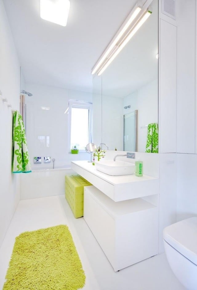badezimmer modern einrichten-ideen-weiss-gruen-spiegelwand