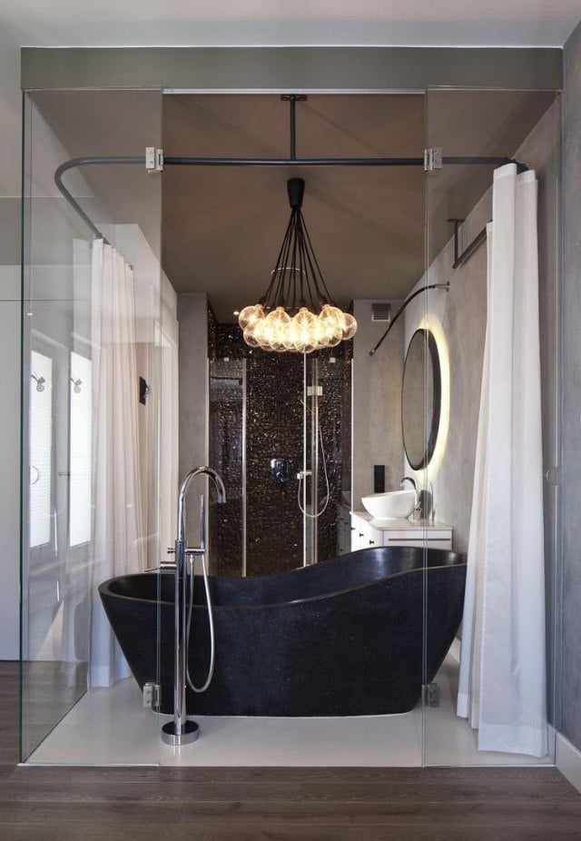 badezimmer modern einrichten-luxus-badewanne-schwarz-glas-schiebetueren