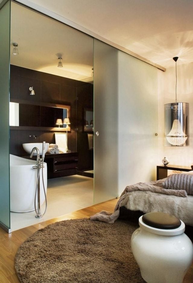 badezimmer-modern-einrichten-matt-glas-schiebetuer-schlafzimmer-badewanne