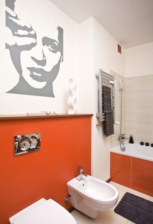 badezimmer-modern-einrichten-wandmuster-frauengesicht-orange-akzente