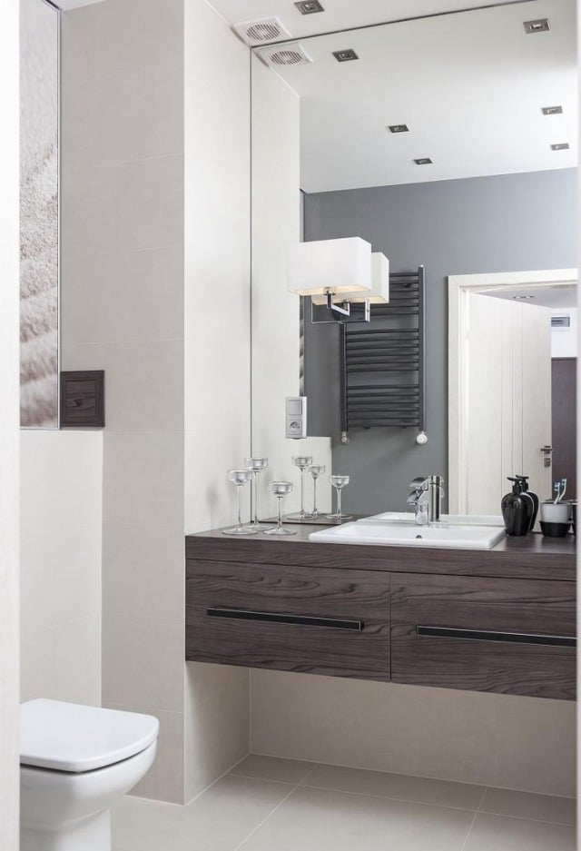 badezimmer modern einrichten-waschtisch-holz-spiegelwand-raum-vergroessern