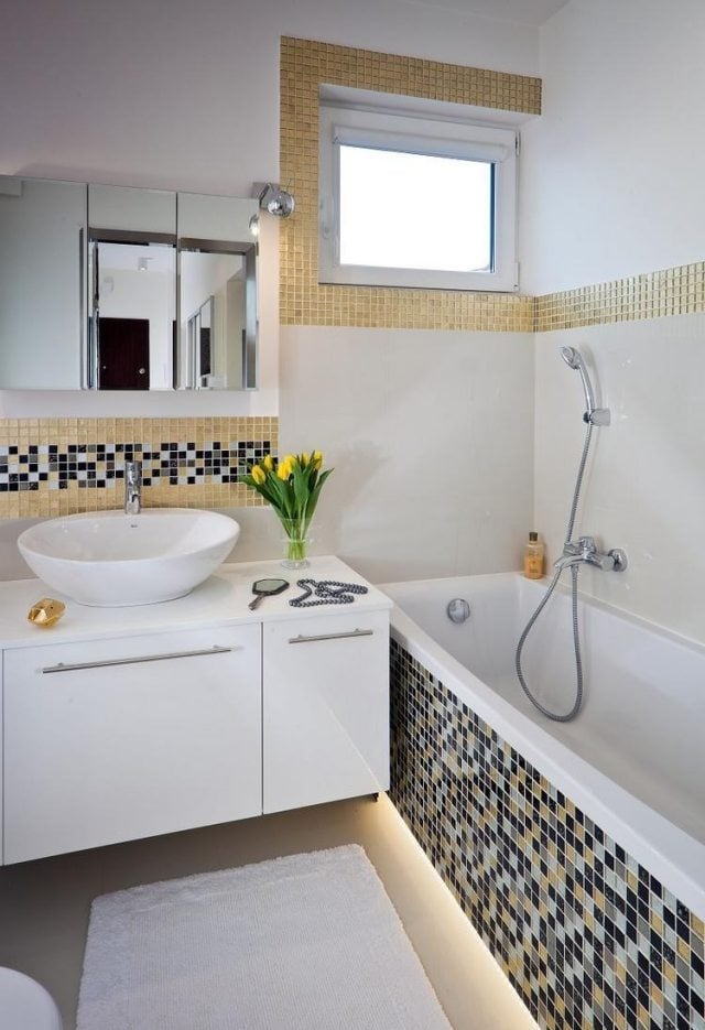 badezimmer-modern-gestalten-badewanne-wand-mosaik-indirekte-beleuchtung-