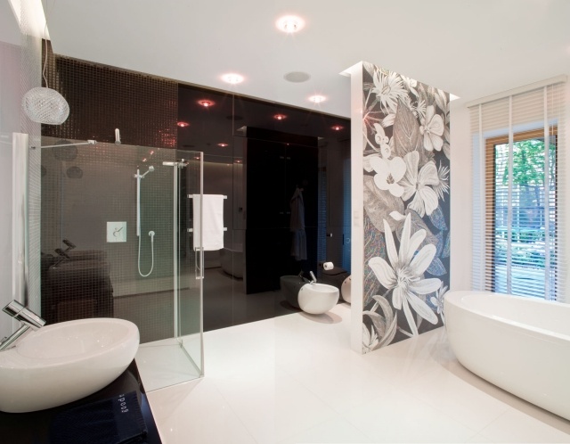 badezimmer-stabile-trennwand-mit-mosaikfliesen-verlegen-blumenmuster