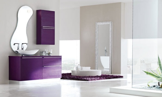 badezimmer-waschbecken-mit-unterschrank-lila-fronten-spiegel-design