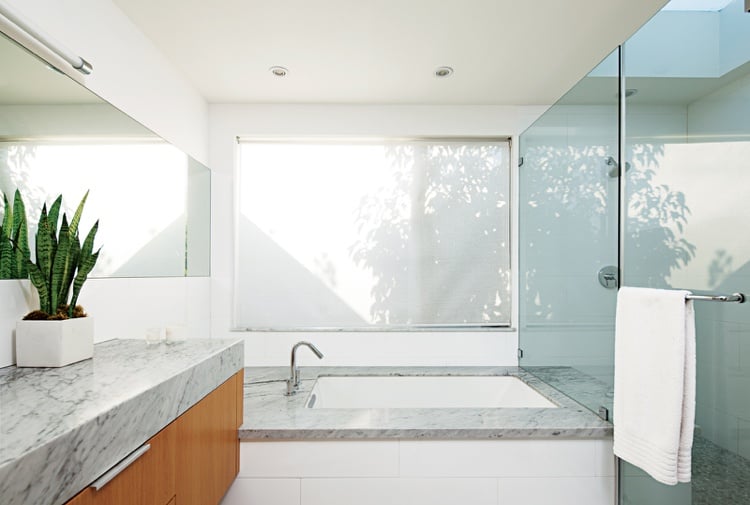 Badezimmergestaltung Ideen -modern-minimalistisch-weiss-marmor-glaswand