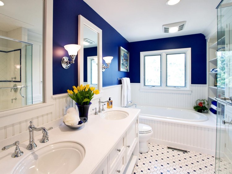 badezimmergestaltung-ideen-modern-traditionell-weiss-blau-holz