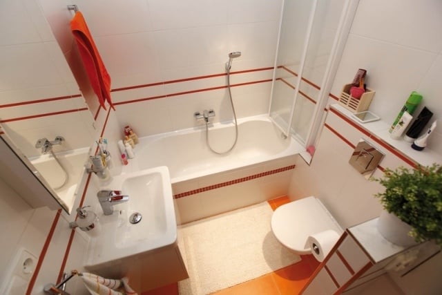 badgestaltung-ideen-klein-weiss-orange-klappwand-badewanne