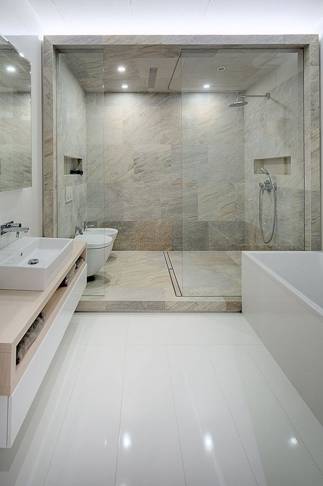 badgestaltung-modern-duschebereich-fliesen-steinoptik-glas-trennwand