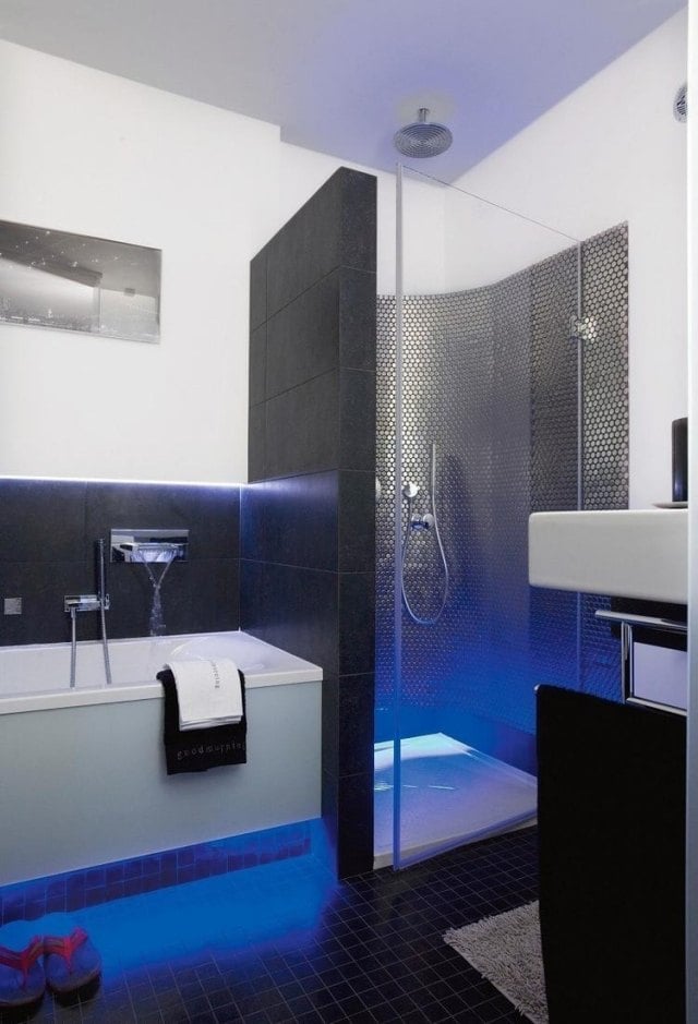 begehbare-dusche-gemauert-glastuer-blaue-beleuchtung