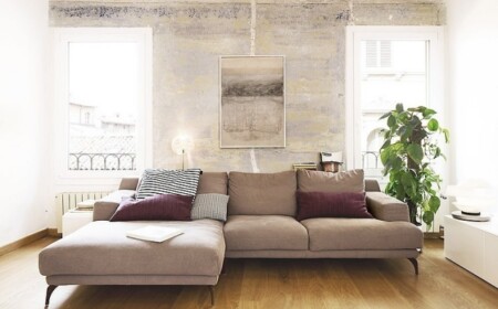 beige-ecksofa-wohnzimmer-holzboden-zimmerpflanze