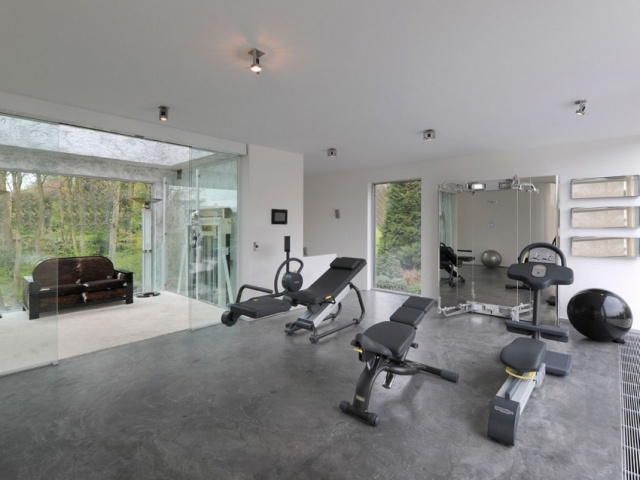 belgien-hi-tech-villa-fitnessraum-komplett-ausgestattet