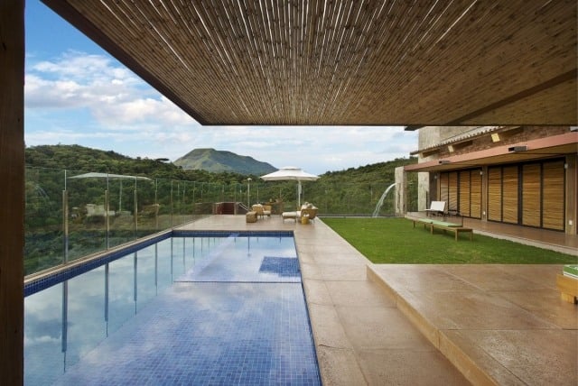 betonplatten-porös-moderne-raue-optik-outdoor-terrasse-schwimmbecken-gestaltung