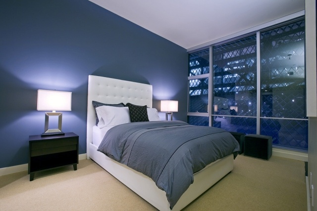 blau-gestrichene-schlafzimmerwand-garantiert-gediegenen-schlafkomfort