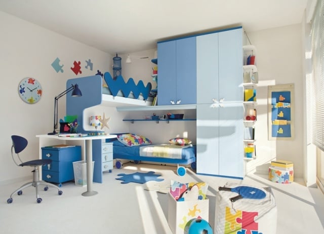 blaue-Möbelkombi-Hochbett-Wandschrank-kinderzimmer-einrichten-ideen-kreativ