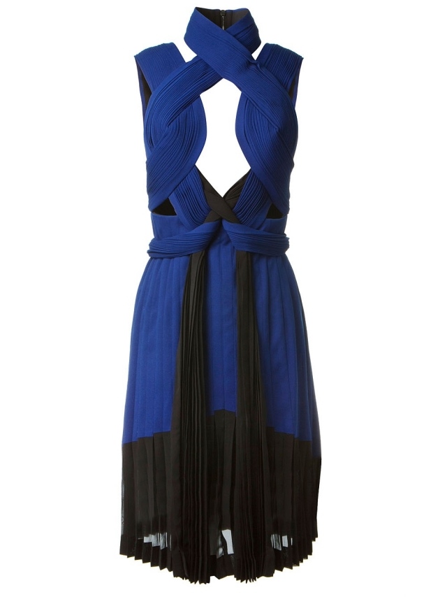 blaues-Abendkleid-Dion-Lee-Neckholder-decoletté-Spitze-plissees