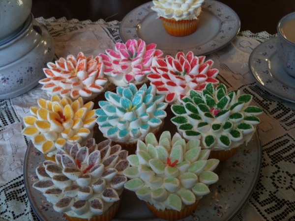 blumen-deko-lotos-cupcakes-idee-bunt