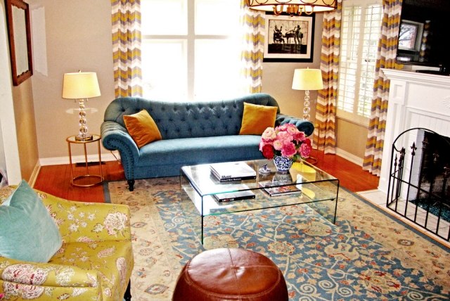 bunt-einrichtung-wohnzimmer-sofa-blau-couchkissen-dekorativ-kamin